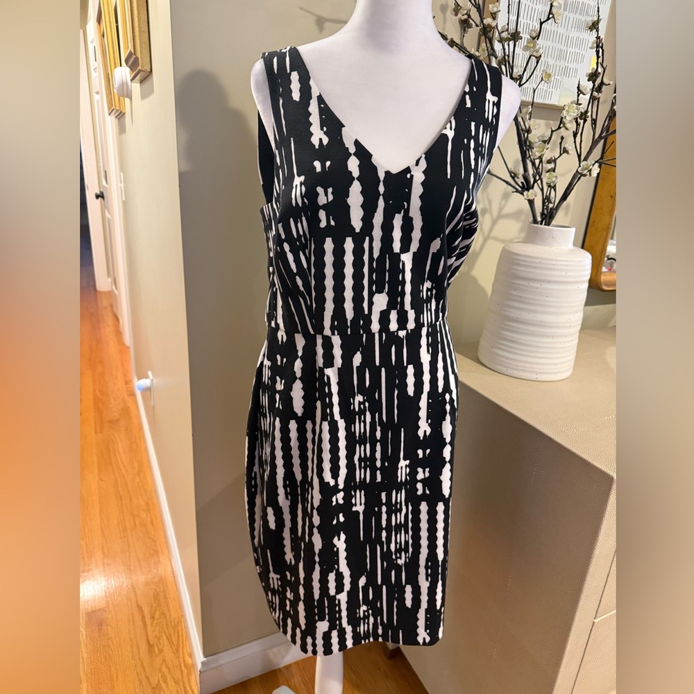 Trina Turk Black and White Printed V-Neck Sleeveless Dress Size 6